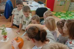 Včelky – Dlabání dýní