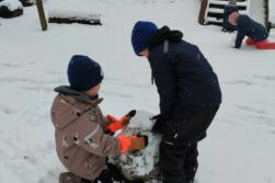 Včelky – Bruslení a hry se sněhem